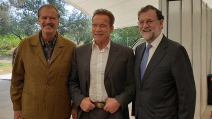 El ex presidente Vicente Fox junto a sus invitados, el actor Arnold Schwarzenegger y el ex presidente de España Mariano Rajoy (Foto: Twitter)