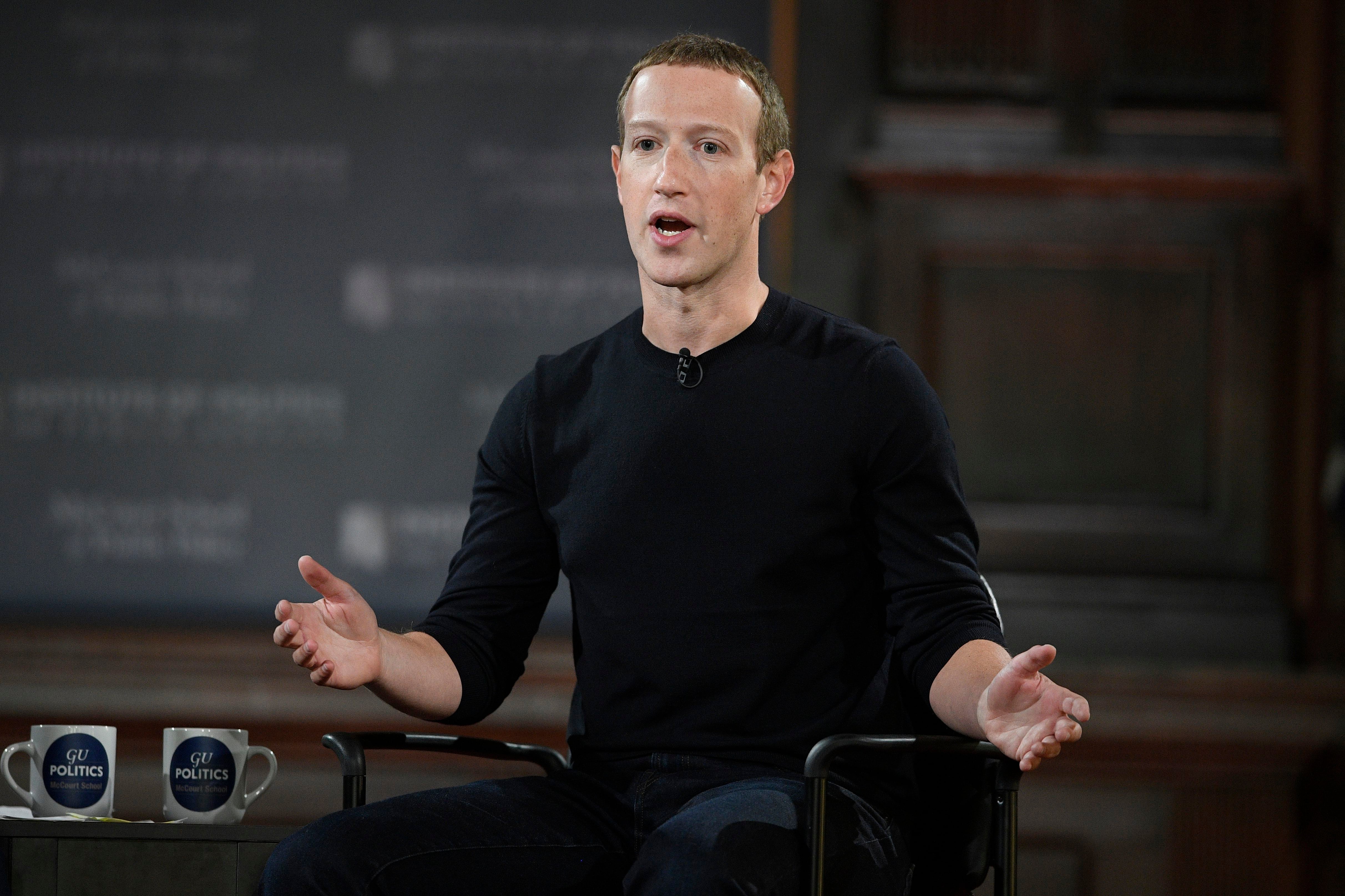 Zuckerberg aseguró que el establishment científico obligó a la eliminación de publicaciones sobre coronavirus en Facebook que acabaron siendo ciertas (AP)