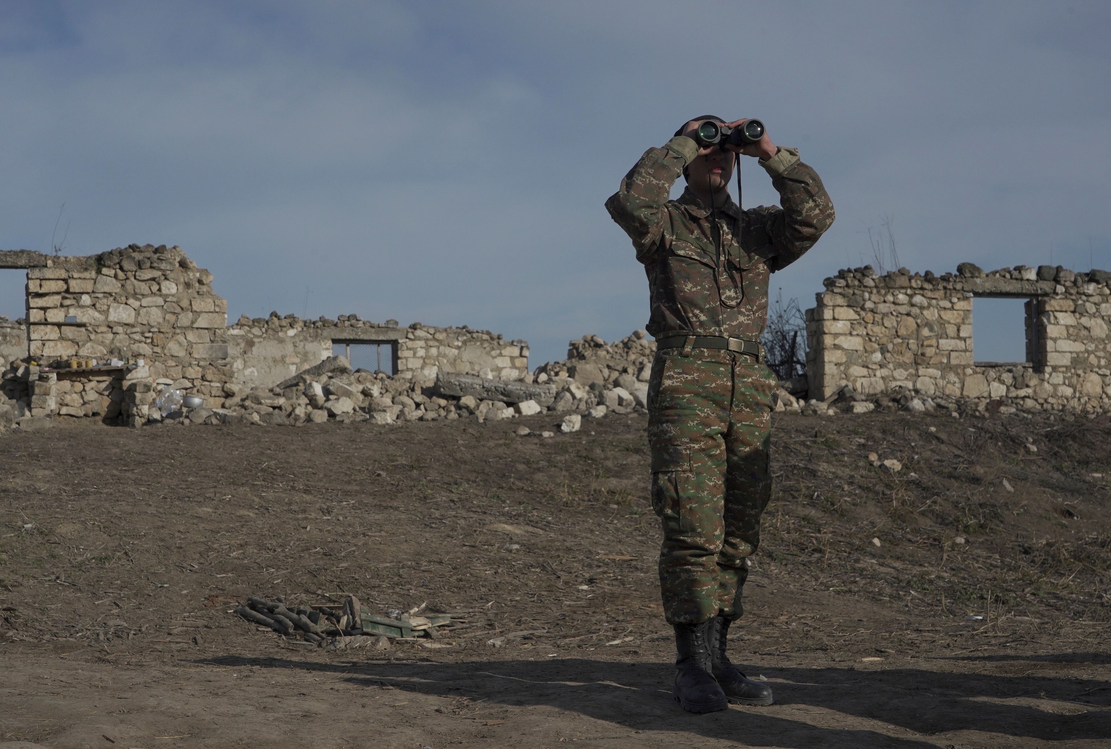 Un soldado armenio controla una posición cerca de Taghavard, en la región de Nagorno Karabaj en disputa con Azerbaiyán.
