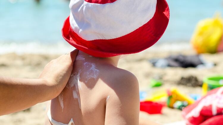 El Ministerio de Salud recomienda, para prevenir riesgos en la infancia como los golpes de calor o la insolación, adoptar algunas precauciones (Shutterstock)