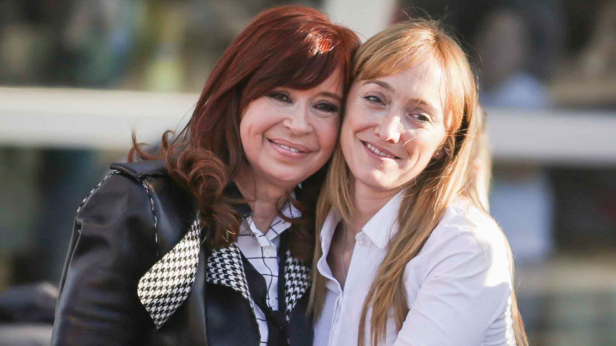 zzzznacp2NOTICIAS ARGENTINAS MENDOZA, JULIO 27: La precandidata a vicepresidenta del Frente de Todos, Cristina Kirchner, durante un acto en la provincia de Mendoza. La acompaña la senadora y candidata a gobernadora Anabel Fernandez Sagasti. Foto NAzzzz