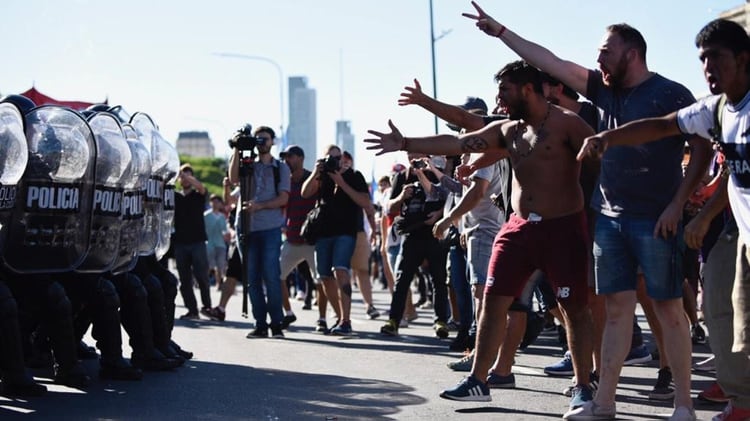 La protesta llegó a su pico de tensión frente a la Facultad de Derecho