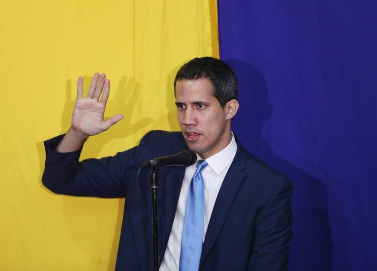 Juan Guaidó tuvo que asumir como presidente de la Asamblea Nacional en la sede del diario El Nacional (REUTERS/Fausto Torrealba)