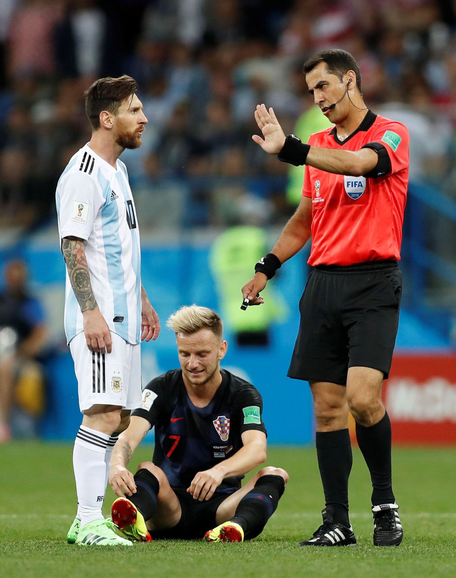 Ivan Rakitic y Lionel Messi se enfrentaron en el Mundial de Rusia 2018 en la derrota de Argentina ante Croacia (REUTERS/Matthew Childs)