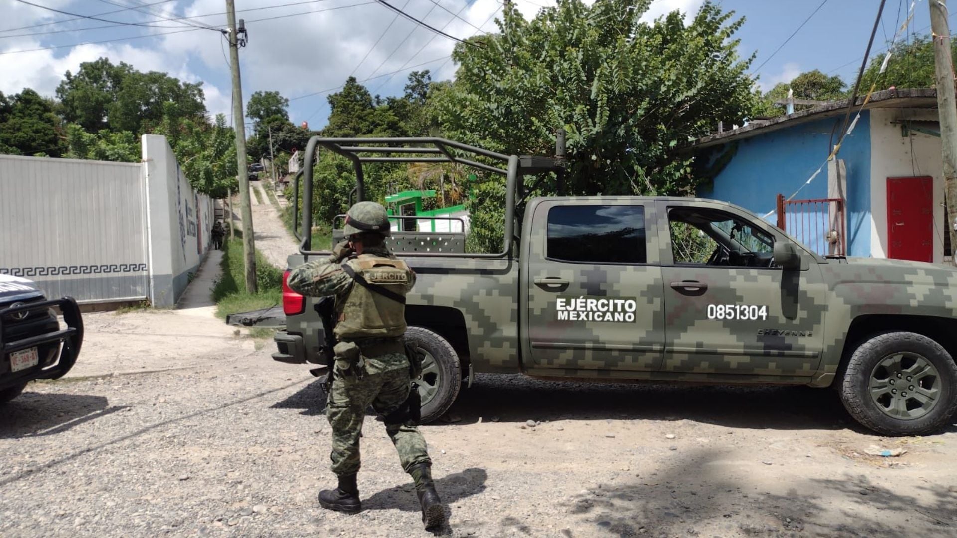 En el operativo participaron agentes de la Fiscalía y del Ejército Mexicano. (Twitter/@Miguel_Leon_C)