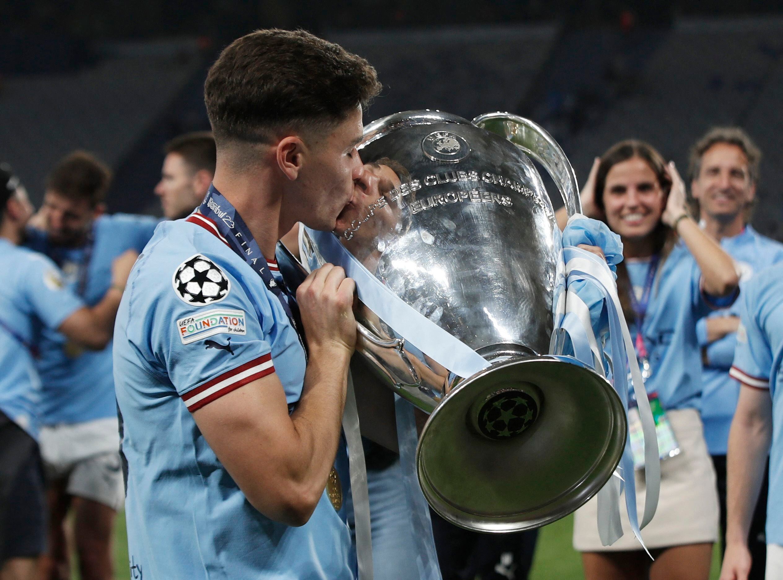 Julián Álvarez besa la Champions League que obtuvo en Manchester City (REUTERS/Dilara Senkaya)