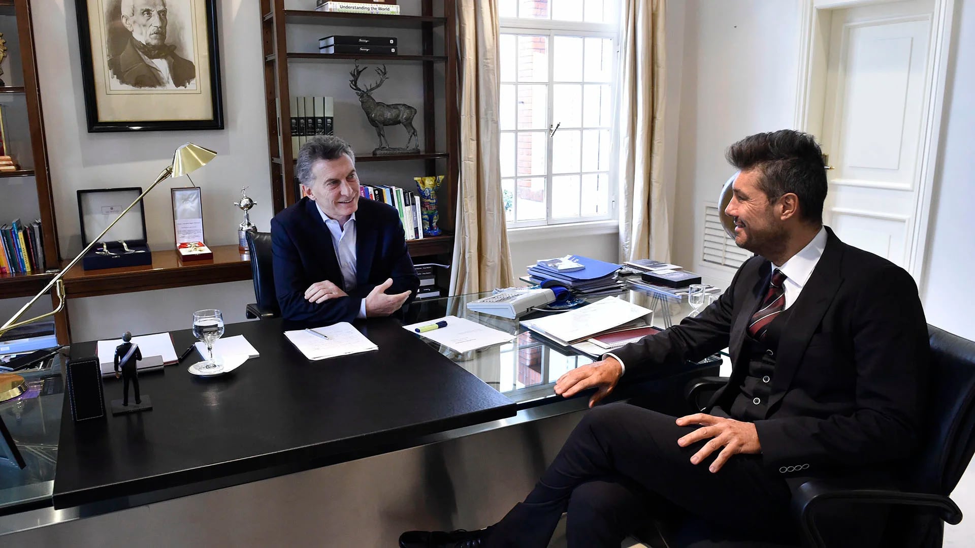 Miradas cómplices. Macri recibió a Tinelli en su despacho de Olivos (Foto: Presidencia).