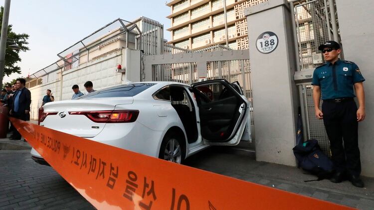 Según la policía, el conductor realizó un “giro repentino” antes de chocar contra la entrada de la embajada de EEUU en Seúl (AFP)