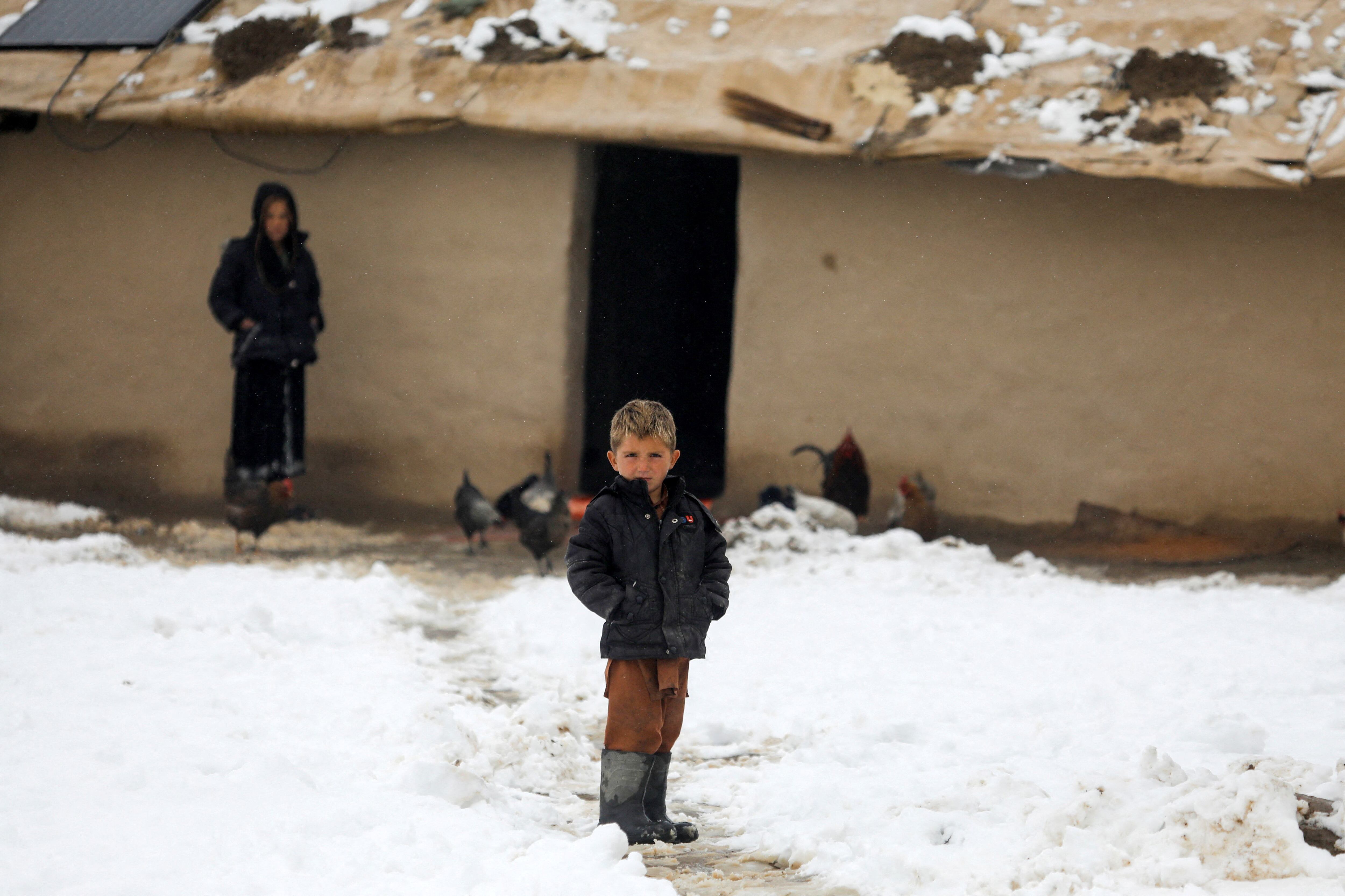 Un niño afgano durante la ola de frío de enero (REUTERS/Ali Khara)