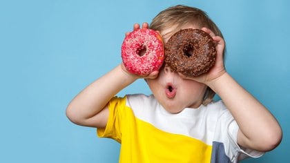 Las recomendaciones de la OMS respecto al consumo de azúcar apuntan a reducir la ingesta de azúcares libres, tanto en niños como en adultos (Shutterstock)
