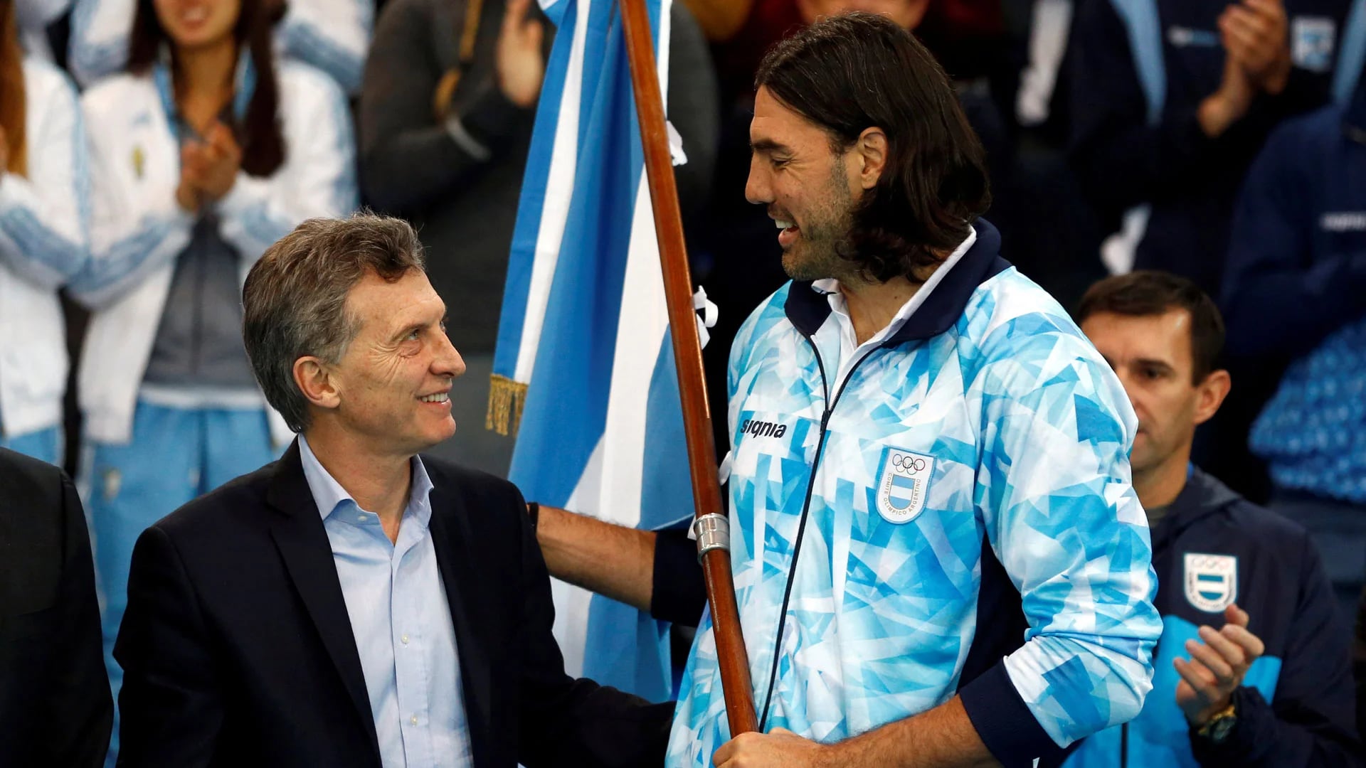 Mauricio Macri, junto al abanderado argentino, Luis Scola (AFP)