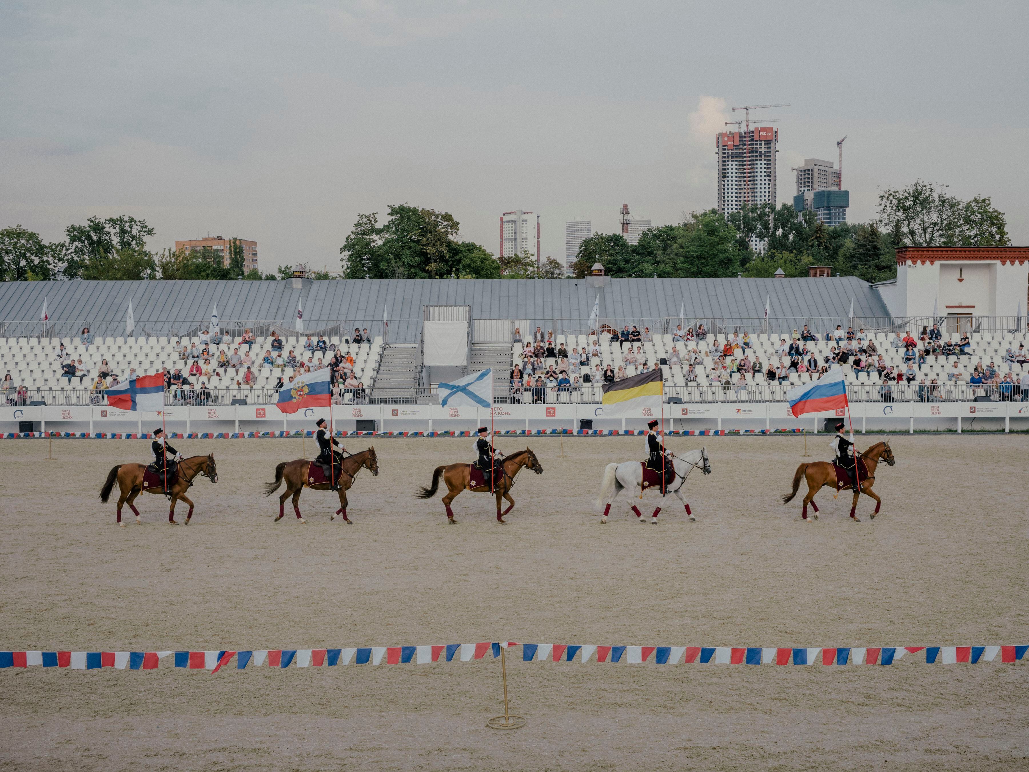 La Escuela de Equitación del Kremlin actúa en Moscú (Nanna Heitmann/The New York Times)