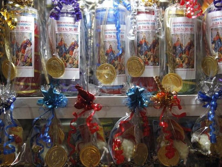 Calzones, monedas, borregos, semillas y velas forman parte de los “souvernirs” para llamar a la suerte en el año por venir. (Foto: EFE)