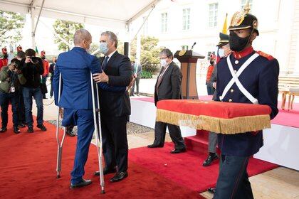 El presidente Iván Duque con un veterano de la Fuerza Pública Foto-Efraín Herrera - Presidencia