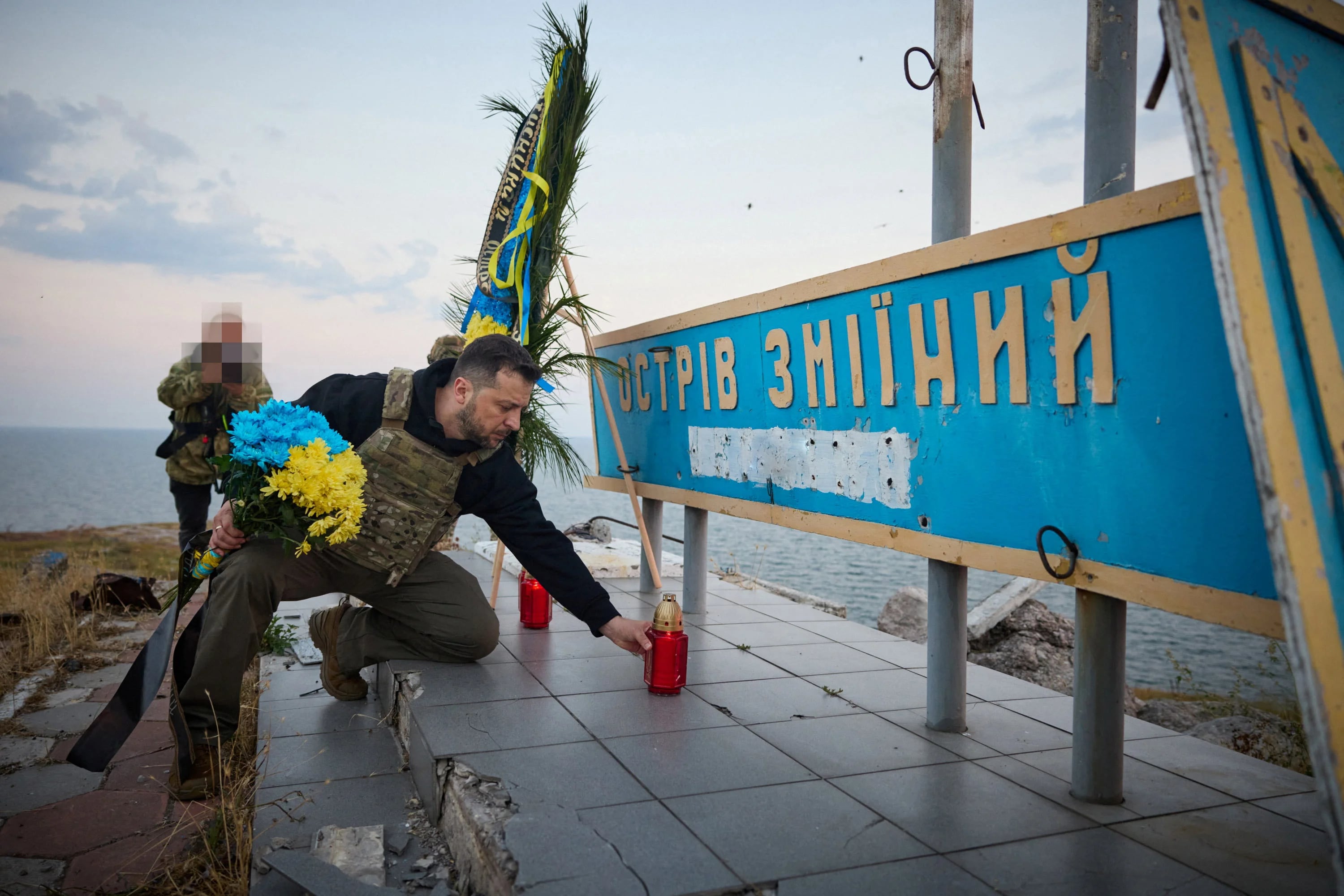 Zelensky, rinde homenaje a los defensores caídos del país mientras visita la Isla de la Serpiente (Zmiinyi) en el Mar Negro, retomada por las Fuerzas Armadas de Ucrania hace un año, en medio del ataque de Rusia contra Ucrania, en la región de Odesa, Ucrania (Reuters)