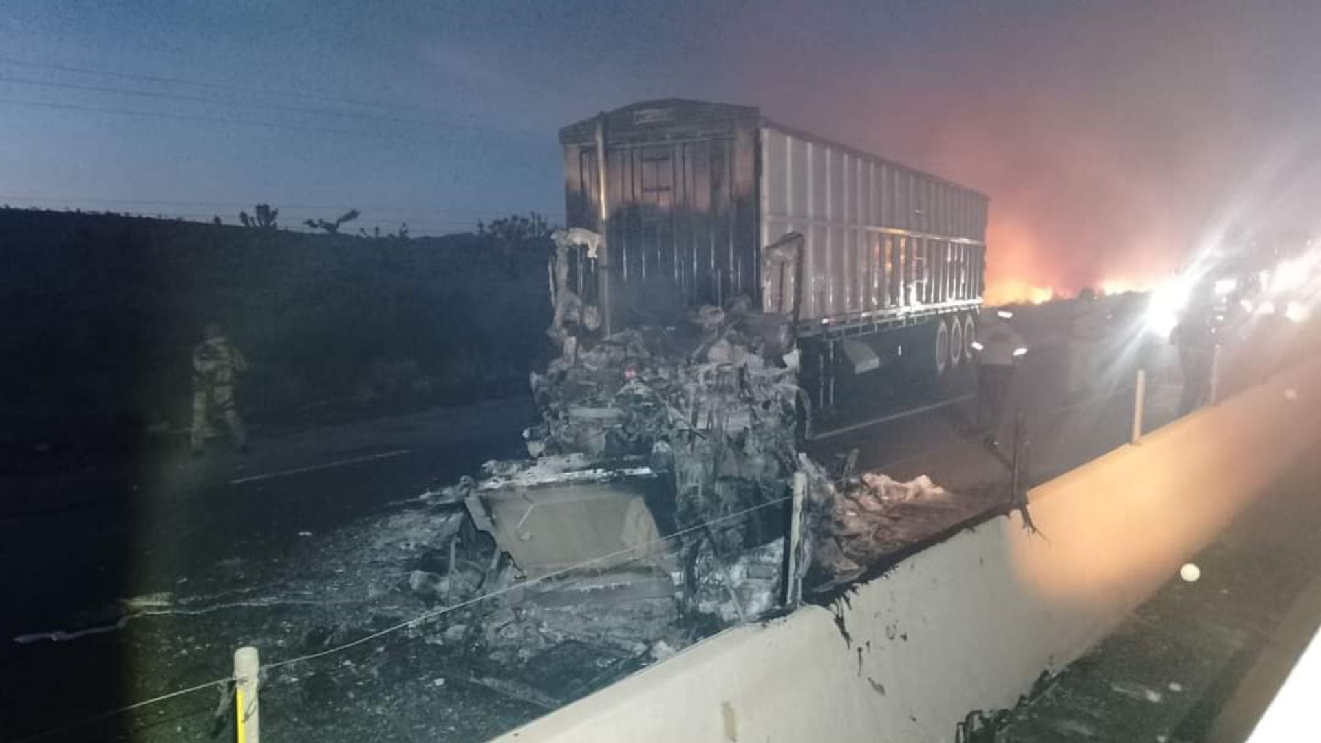 Presuntos criminales incendiaron un tráiler para interrumpir la circulación en el tramo que conduce hacia Coahuila. (X/@AccesoZ)