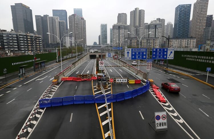 El túnel del río Yangtsé de Wuhan está bloqueado con una barrera tras un brote del nuevo coronavirus y el cierre de la ciudad (China Daily via REUTERS)