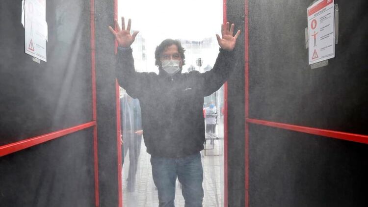El túnel libera una suerte de neblina para desinfectar las superficies (@GustavoSaenzOK)