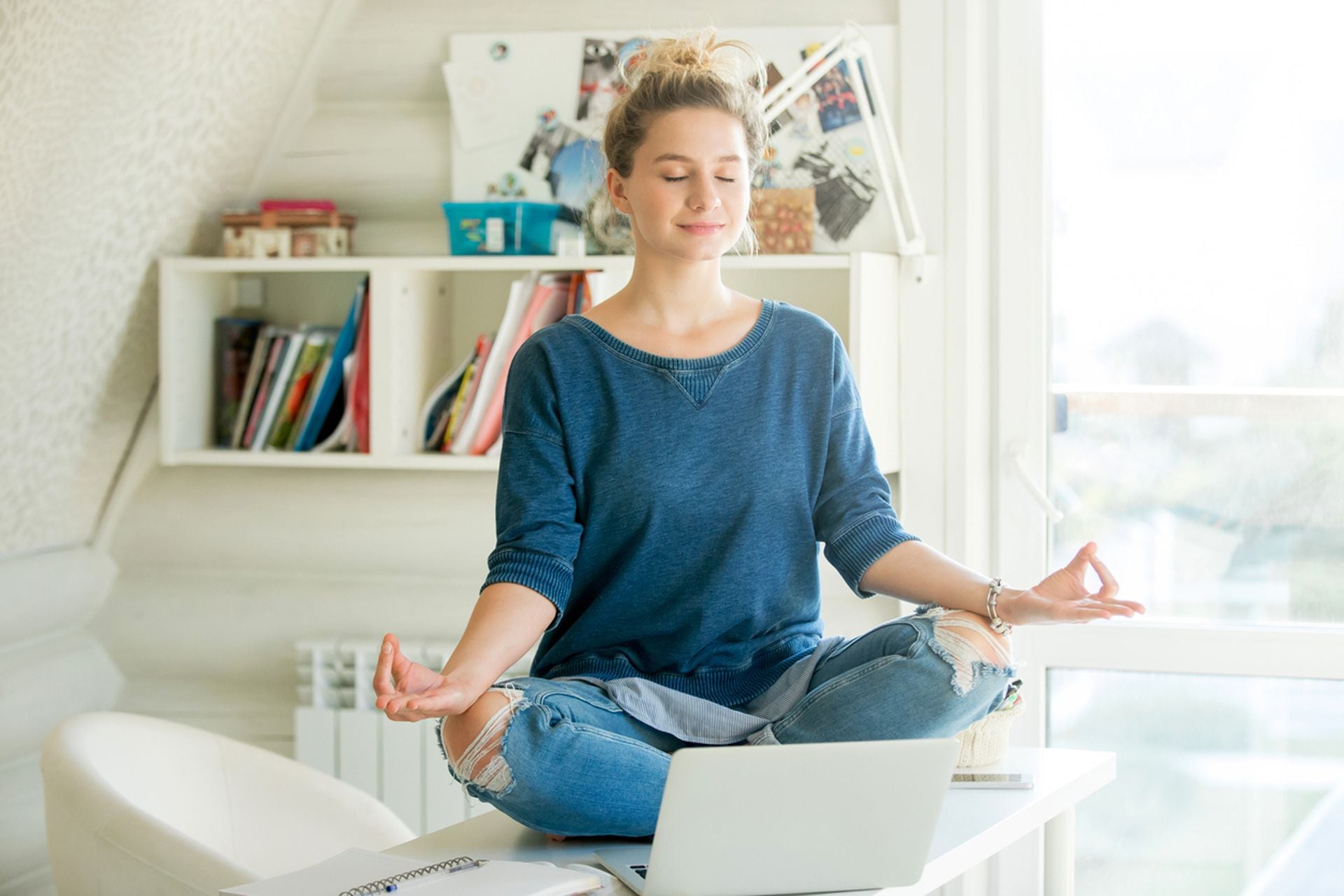 Aprender alguna técnica de relajación, practicar la respiración consciente, el mindfulness o la meditación pueden ayudar a manejar el estrés y evitar el colapso 
(Istock)