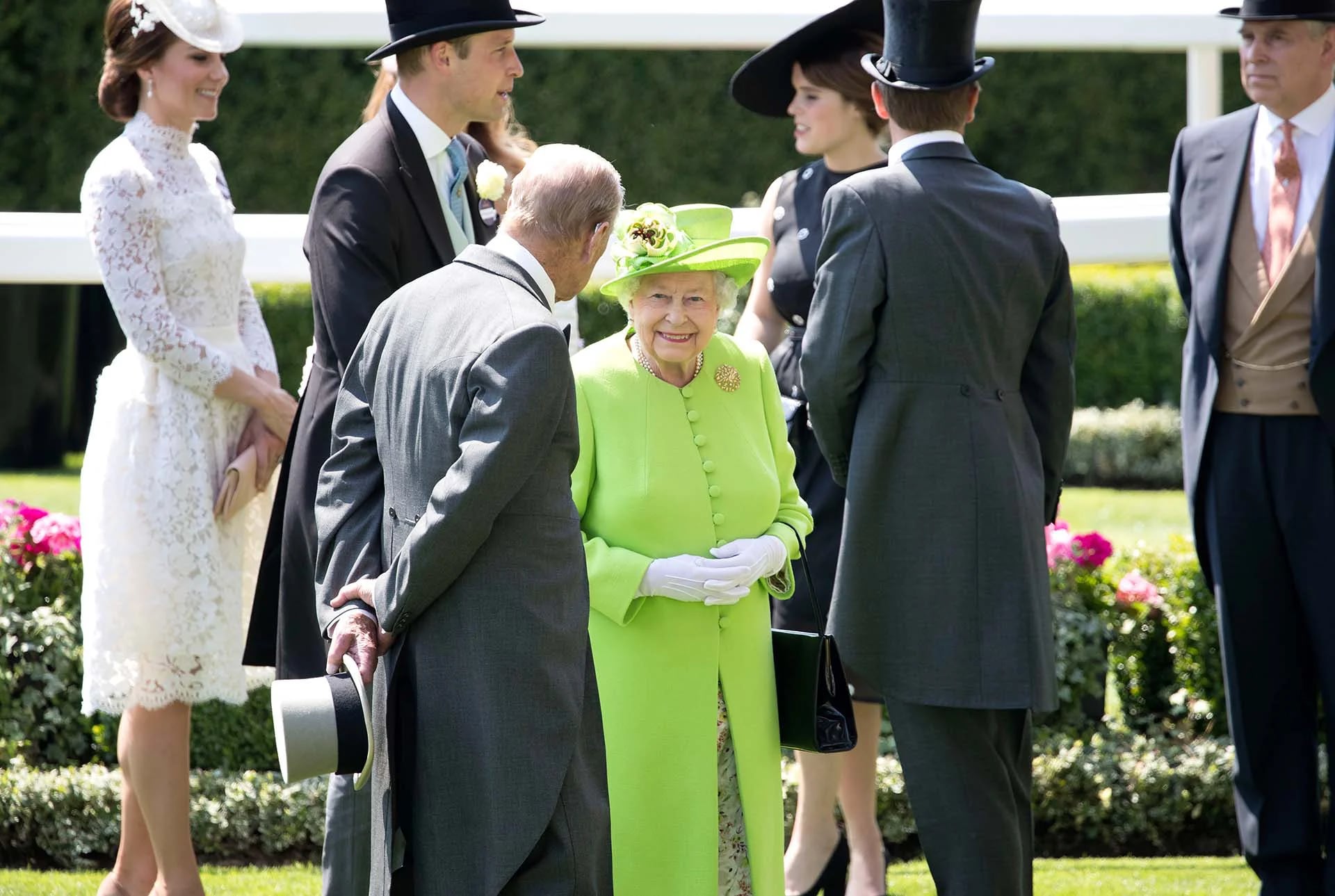 La familia real, incluida la reina Isabel II participan del desfile en el Hipódromo de Ascot