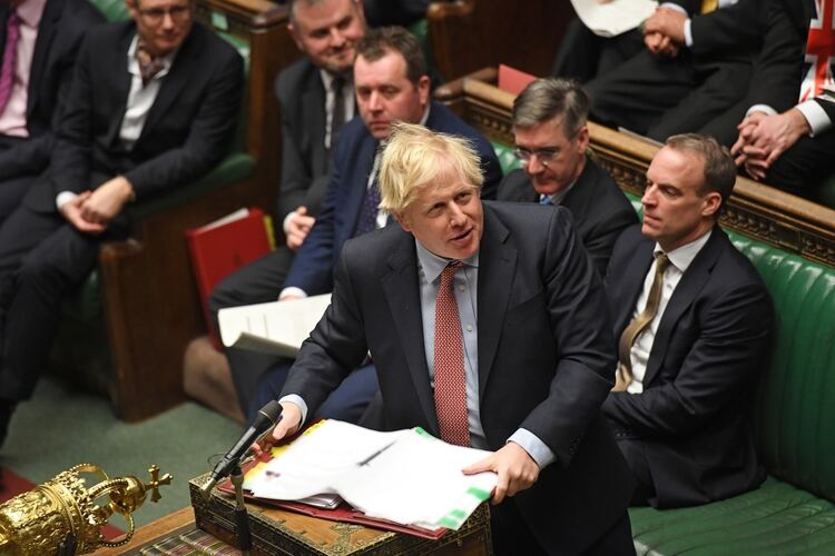 El Primer Ministro Boris Johnson habla durante una sesión de preguntas en el Parlamento el 29 de enero de 2020 (©Parlamento Británico/Jessica Taylor/Handout via REUTERS)