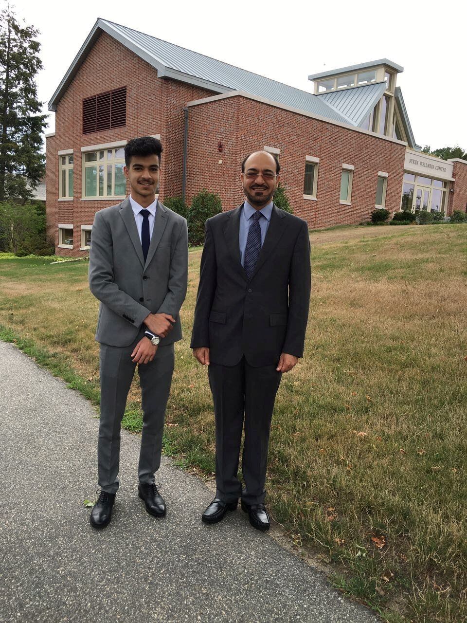 Saad Al Jabri (derecha) posa con su hijo Omar mientras visitaban universidades en Boston, EEUU, en 2016 (Khalid al-Jabri/Handout via REUTERS)