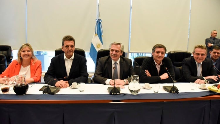 Alberto Fernández, flanqueado por Sergio Massa y Máximo Kirchner. Apuran la reforma de jubilaciones para jueces.