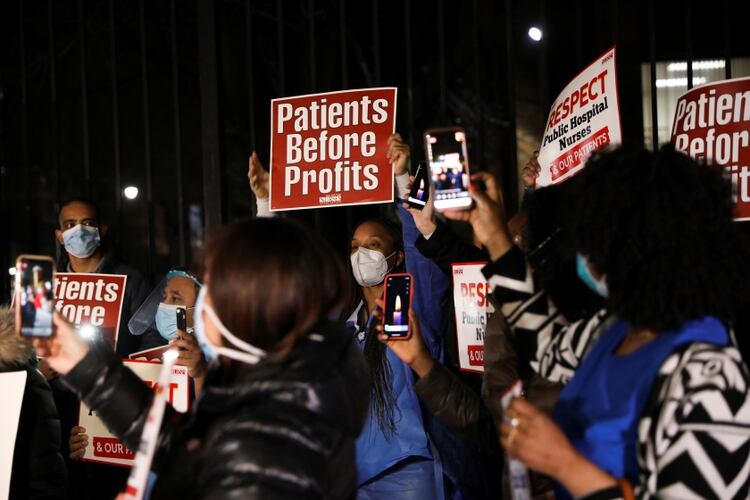 Enfermeras realizaron una vigilia el 14 de abril por los trabajadores sanitarios fallecidos por coronavirus (REUTERS/Caitlin Ochs)