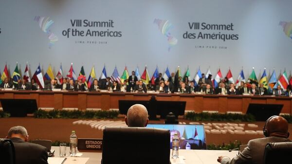 El vicepresidente de los Estados Unidos, Mike Pence, participa en la sesión plenaria de la VIII Cumbre de las Américas hoy, sábado 14 de abril de 2018, en el Centro de Convenciones de Lima (Perú). EFE/Miguel Gutiérrez