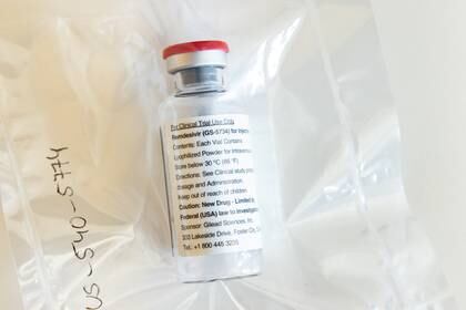FOTO DE ARCHIVO: Una ampolla de remdesivir de drogas contra el Ébola es mostrada durante una conferencia de prensa en el Hospital Universitario Eppendorf (UKE) en Hamburgo, Alemania, el 8 de abril de 2020 (Ulrich Perrey / Foto de archivo)