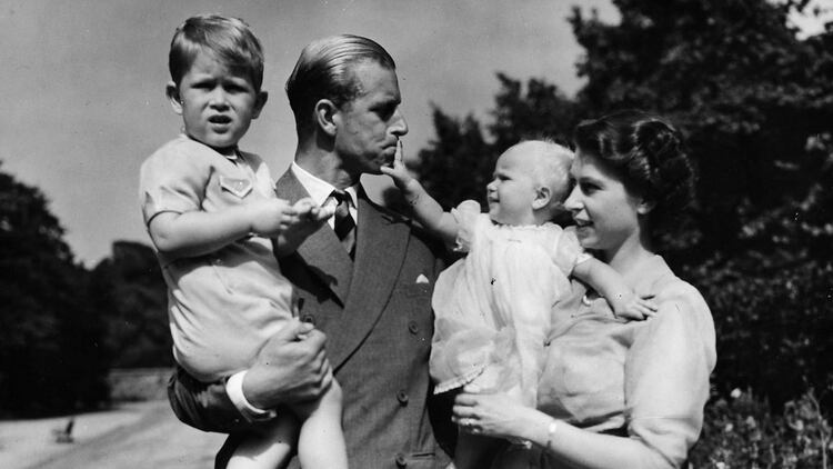 Agosto de 1951. La princesa Elizabeth y el príncipe Philip posan junto a sus hijos Carlos y Ana (AP) )