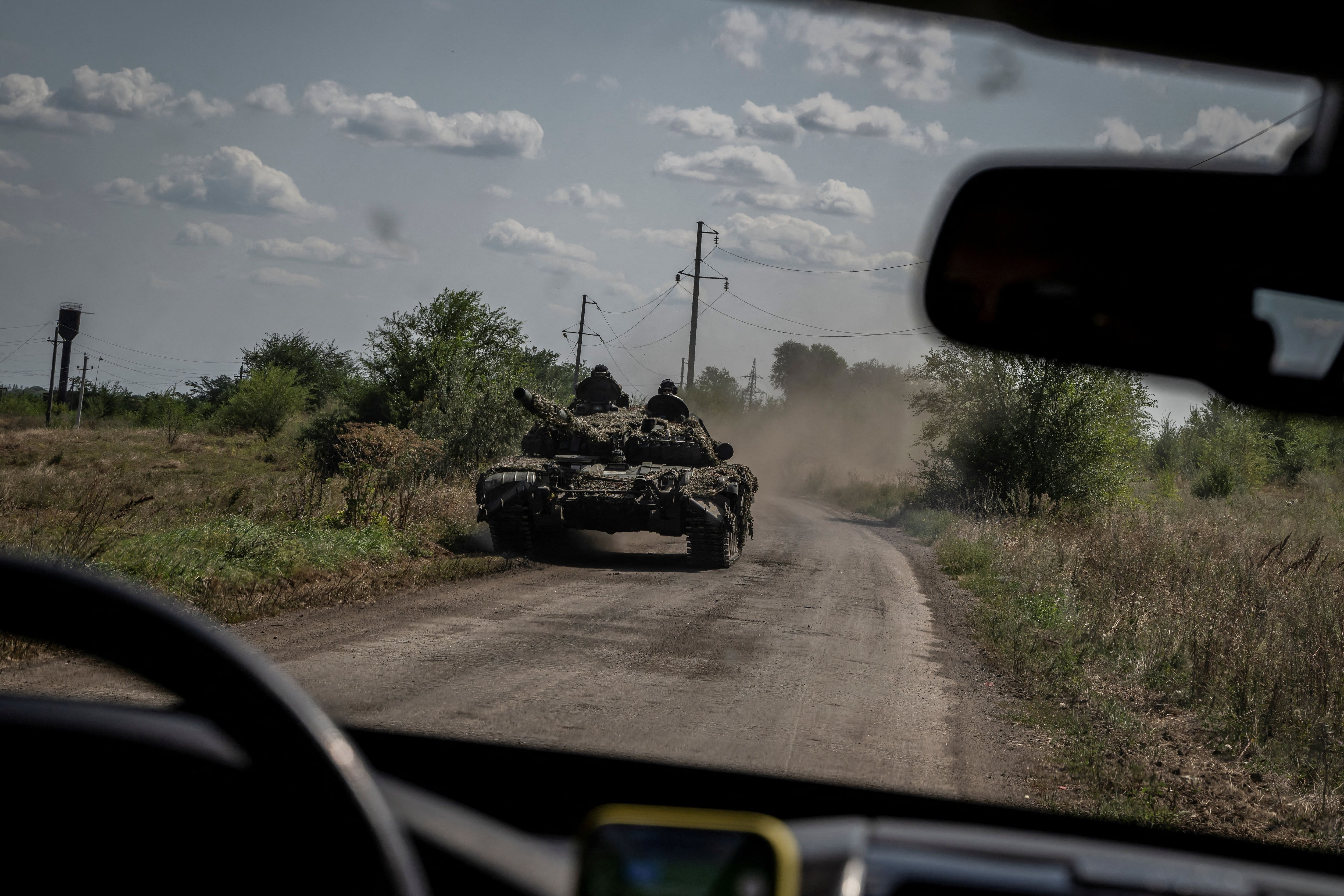 Militares ucranianos circulan en un tanque cerca del pueblo de Robotyne (REUTERS/Viacheslav Ratynskyi)