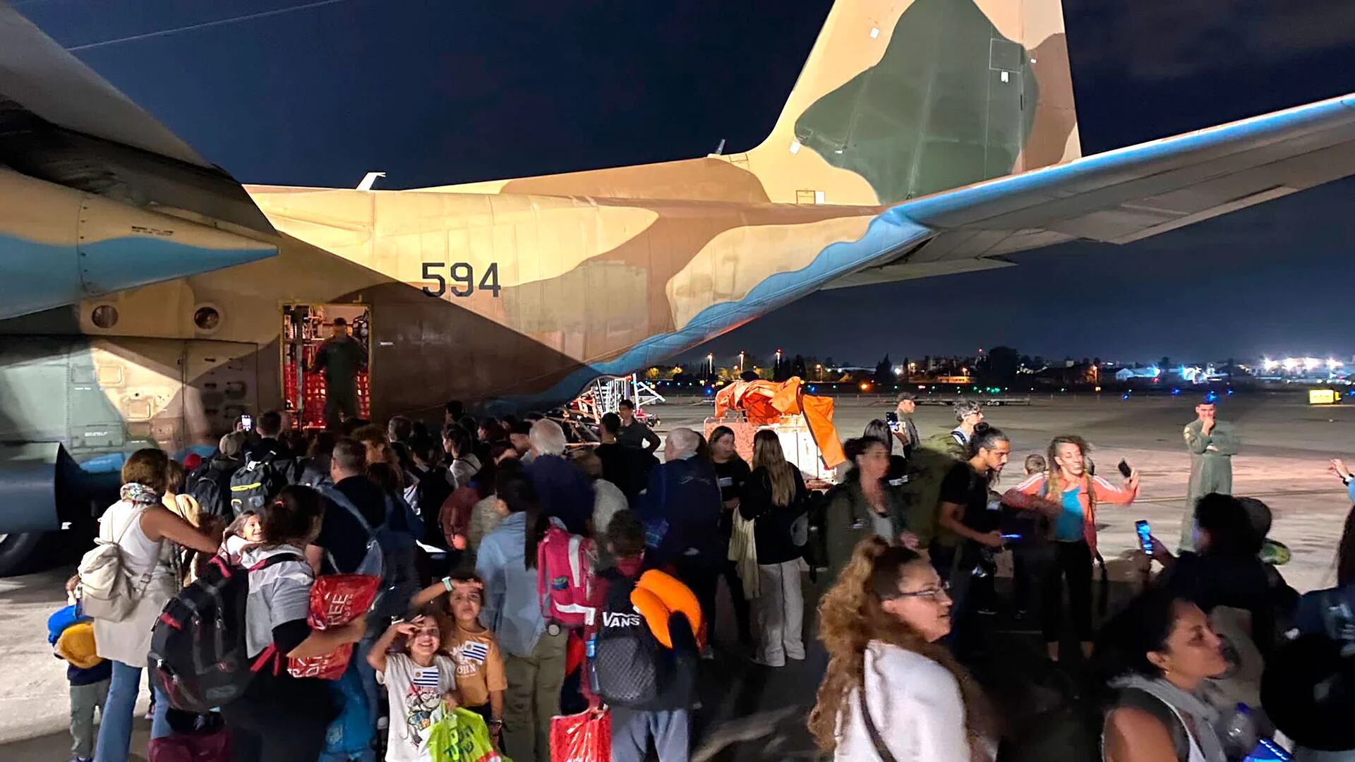 El segundo vuelo del Hércules de Uruguay llegó a Madrid con argentinos, peruanos y españoles repatriados desde Israel