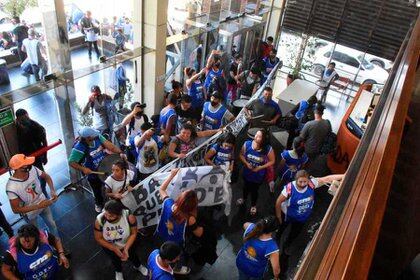 Un grupo de manifestantes irrumpi violentamente en el edificio central del medio (Gentileza diario Ro Negro)