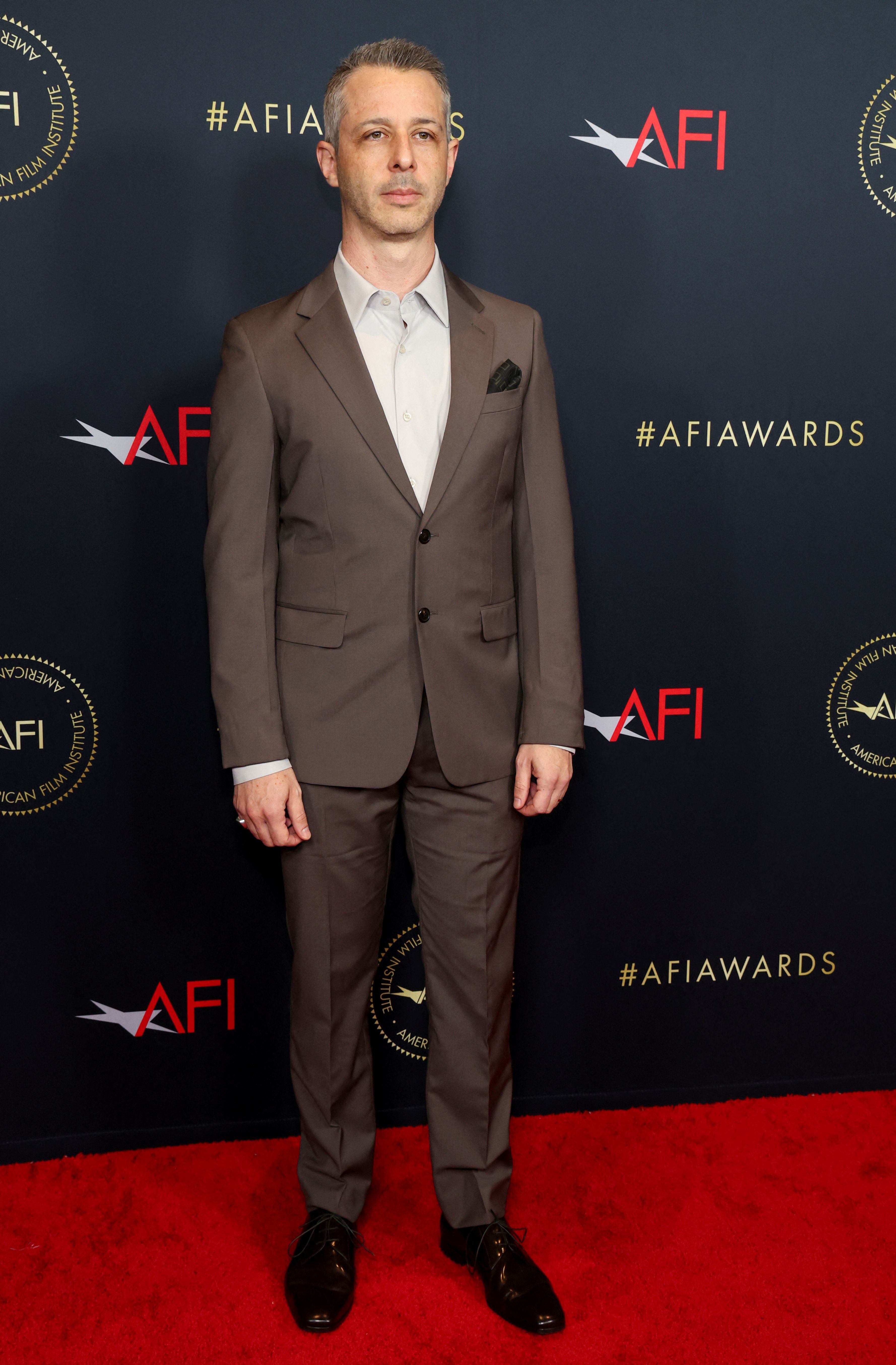 Jeremy Strong en los premios AFI (American Film Institute) en Beverly Hills, California, el 11 de marzo de 2022. Casi toda su ropa es marrón (REUTERS/Mario Anzuoni)
