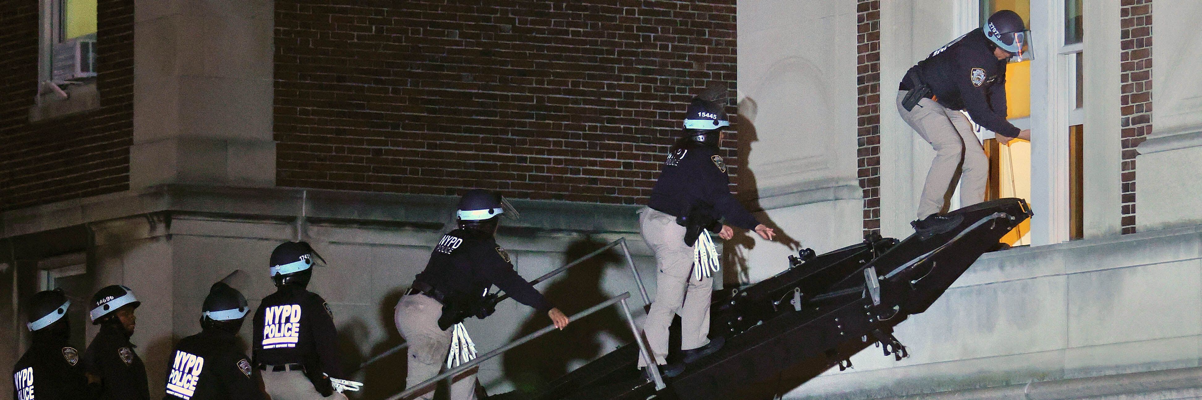 Policías de la NYPD ingresan a la Universidad de Columbia  (Photo by KENA BETANCUR / AFP)