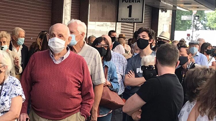 El Gobierno de la Ciudad de Buenos Aires comenzó la semana pasada a otorgar nuevos turnos para las personas mayores de 80 años que se anotaron para recibir la vacuna y que quedaron fuera de las primeras 40.000 dosis administradas el mes pasado. @FabianWaldman