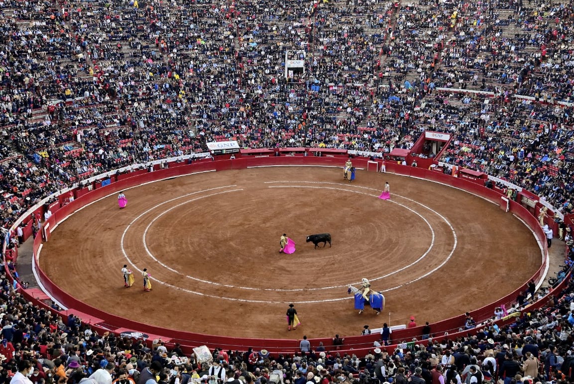Plaza de Acho, ubicada en Lima, Perú, llena para una corrida de toros.