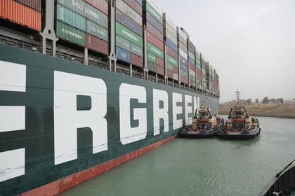 El buque portacontenedores más grande del mundo, el Evergreen, se hundió el 25 de marzo de 2021 en el Canal de Suez en Egipto.  Guía a través de la Autoridad del Canal de Suez / REUTERS