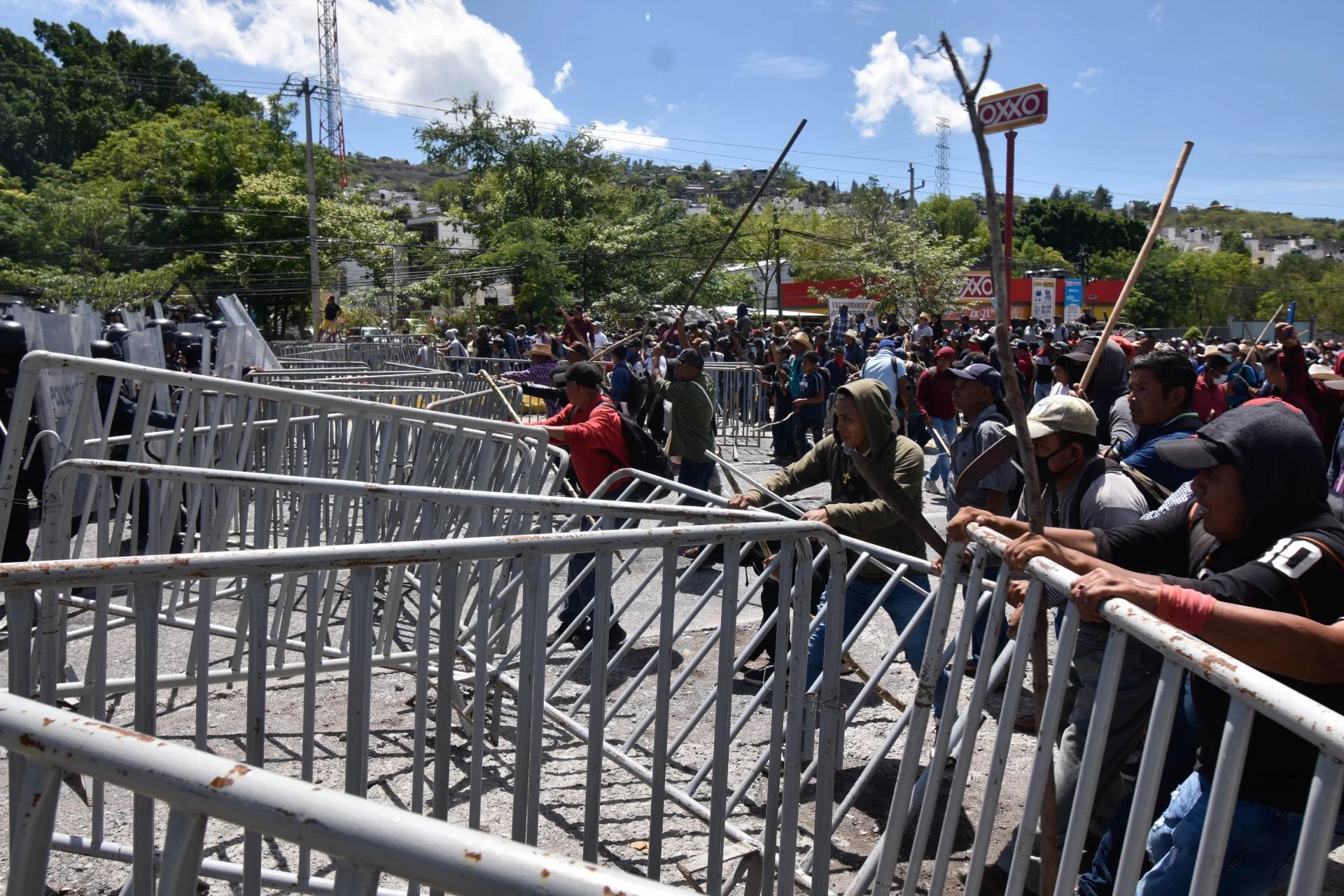 Se registró un fuerte enfrentamiento entre habitantes de diferentes municipios de Chilpancingo contra Policía Estatal y Guardia Nacional (Cuartoscuro) 