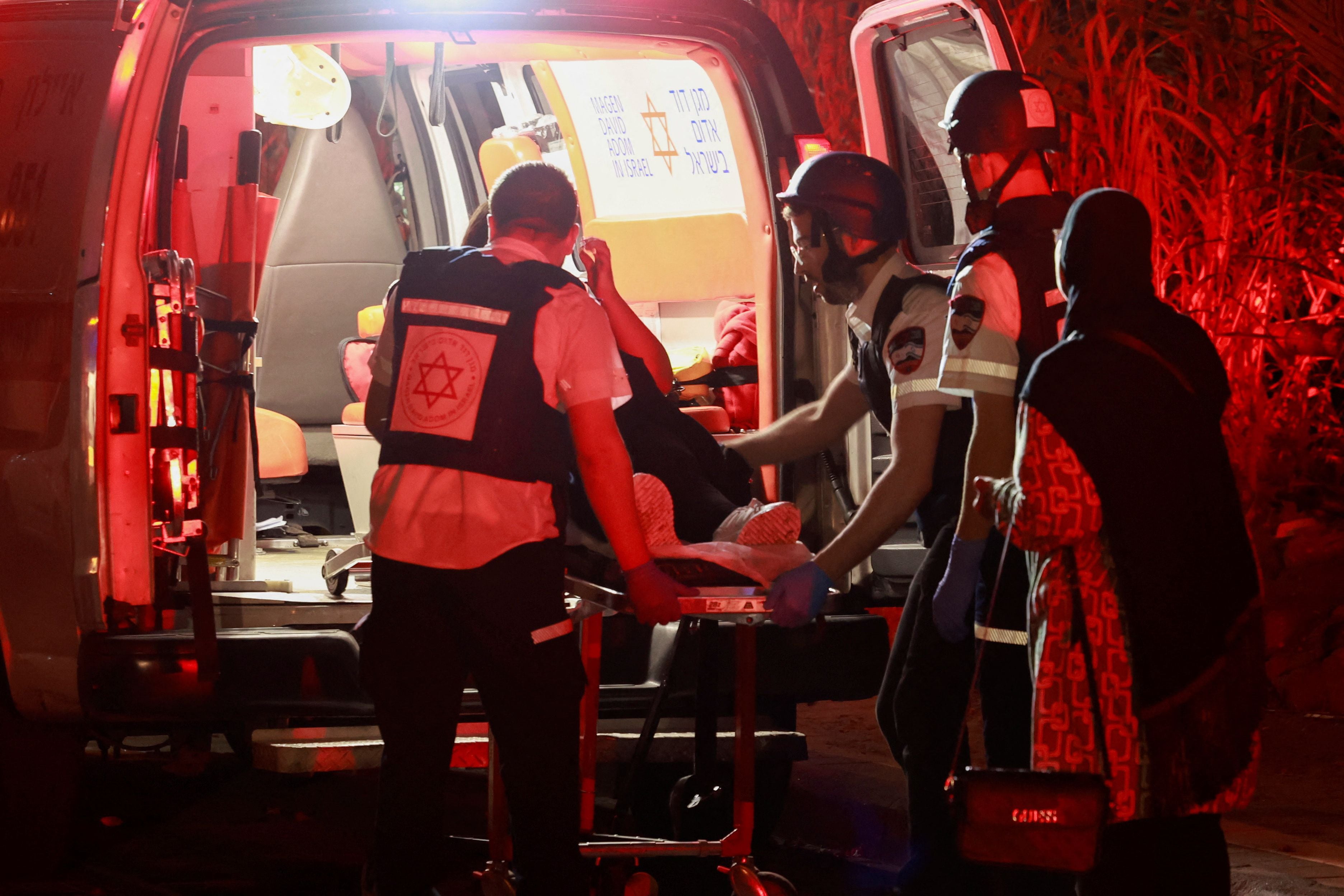 Paramédicos en Jaffa, cerca de Tel Aviv, tras un disparo desde Gaza (Reuters)