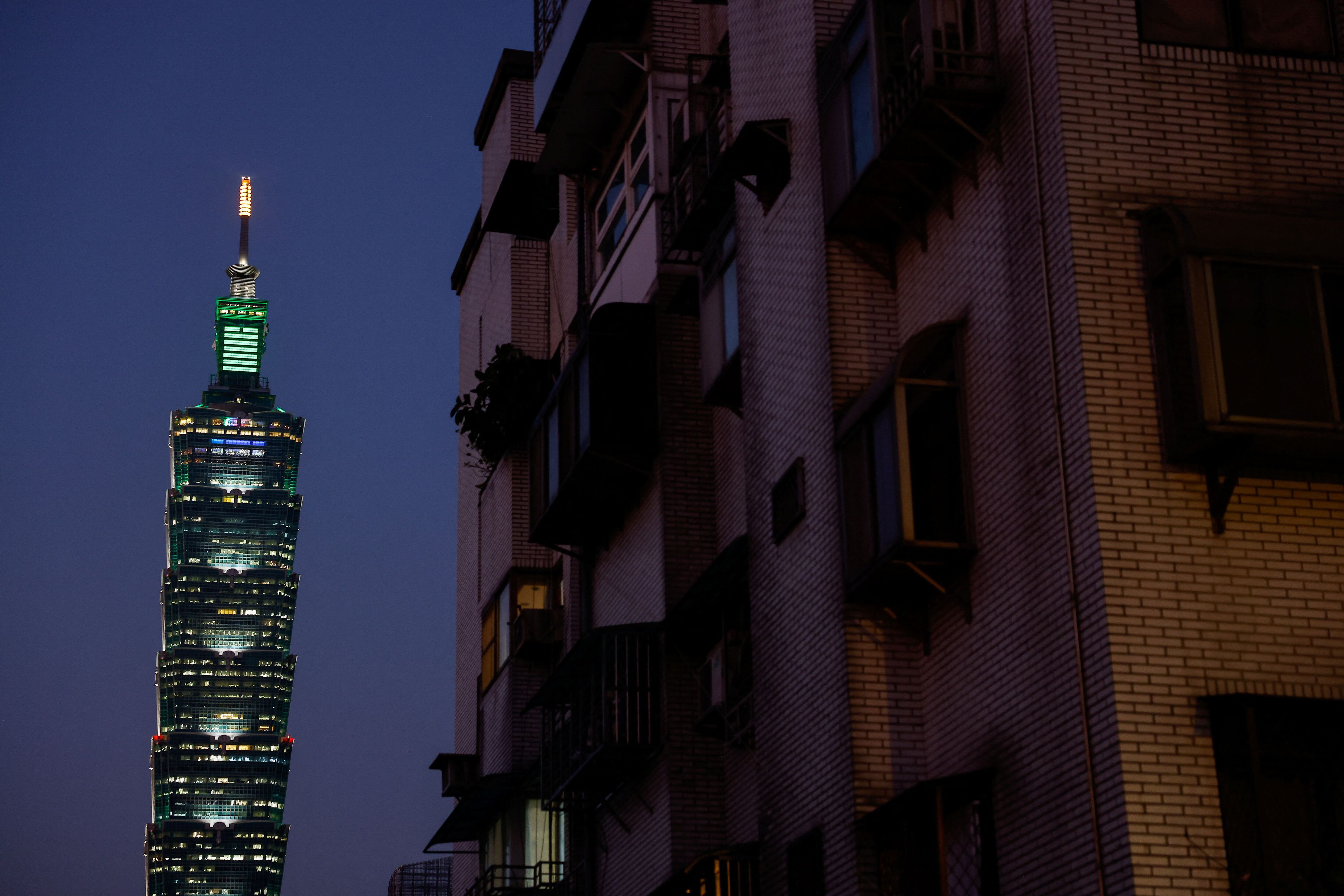 Dentro del Taipei 101, una esfera suspendida sorprende al mundo reduciendo significativamente el balance del rascacielos, ofreciendo una lección de resiliencia arquitectónica (REUTERS/Ann Wang)
