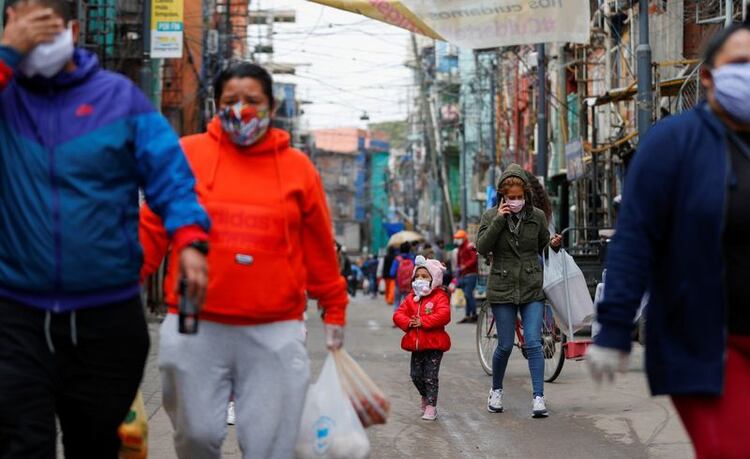 Algunos de los residentes caminan con barbijos en el marco de la pandemia del coronavirus (Foto: Reuters)