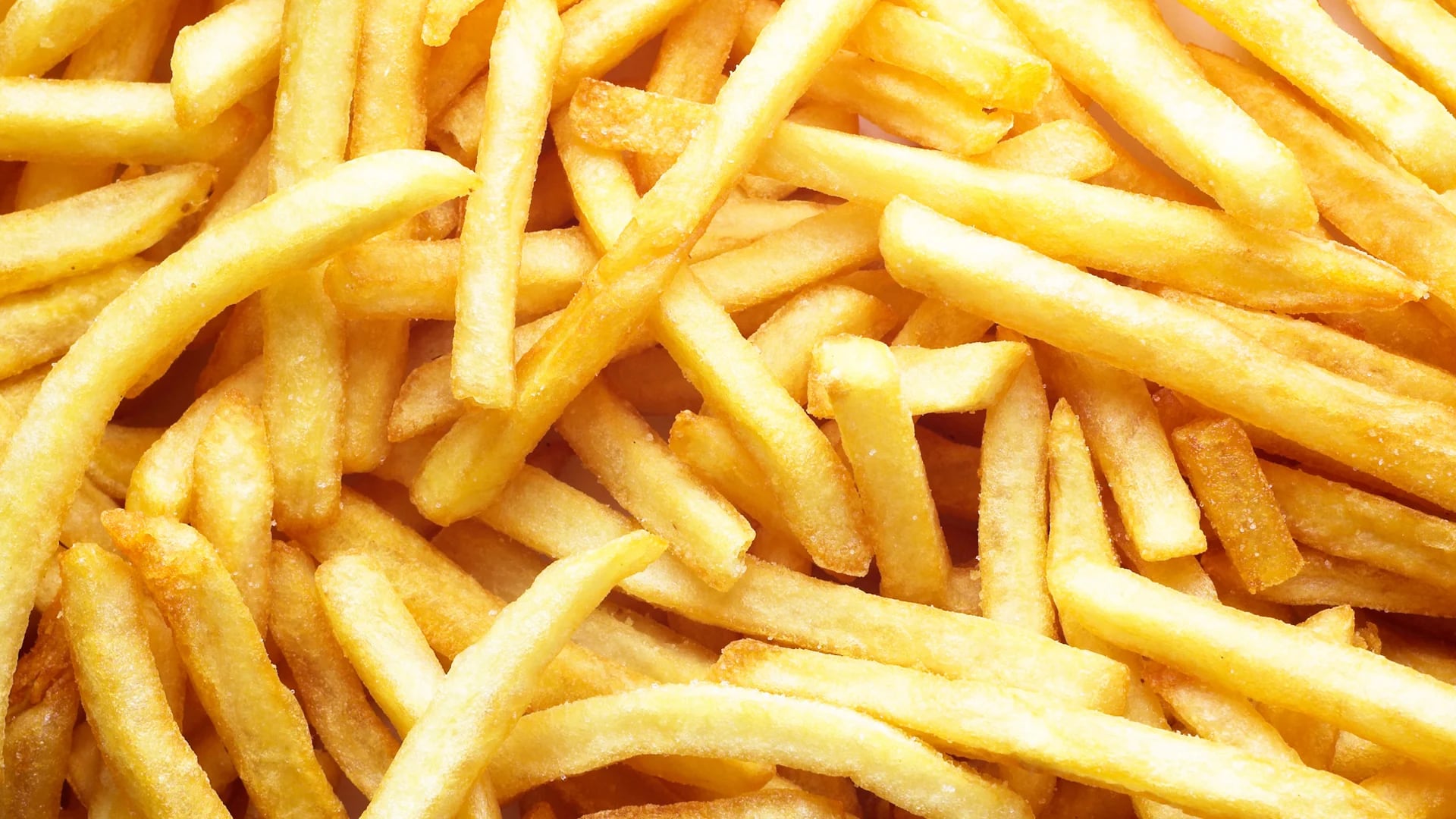 Las papas fritas, así como otros alimentos fritos, son desaconsejadas por los médicos (iStock)