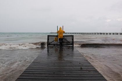 Las marejadas generadas por Delta afectarán áreas terrestres alrededor del noroeste del Mar Caribe durante las próximas 24 horas. (Foto: AP)