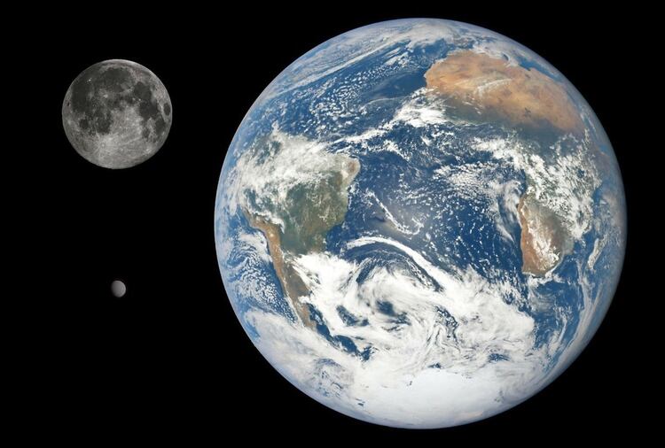 Comparación del tamaño de la Tierra, la Luna y Farout (Twitter Corey S. Powell /@coreyspowell)