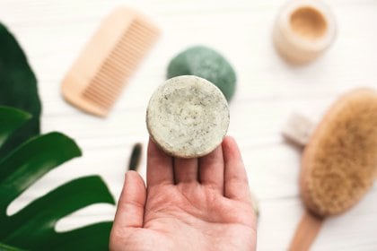 El shampoo sólido es un furor dentro de la cosmética natural y sustentable (Shutterstock)