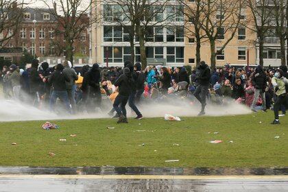 La policía utiliza un cañón de agua durante una protesta contra las restricciones establecidas por el COVID-19 en Ámsterdam (REUTERS/Eva Plevier)