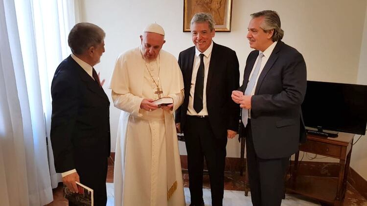 El Papa recibió en el Vaticano a Celso Amorim (izq.), Carlos Ominami y Alberto Fernández. (foto de agosto de 2018: @ominamipascual)
