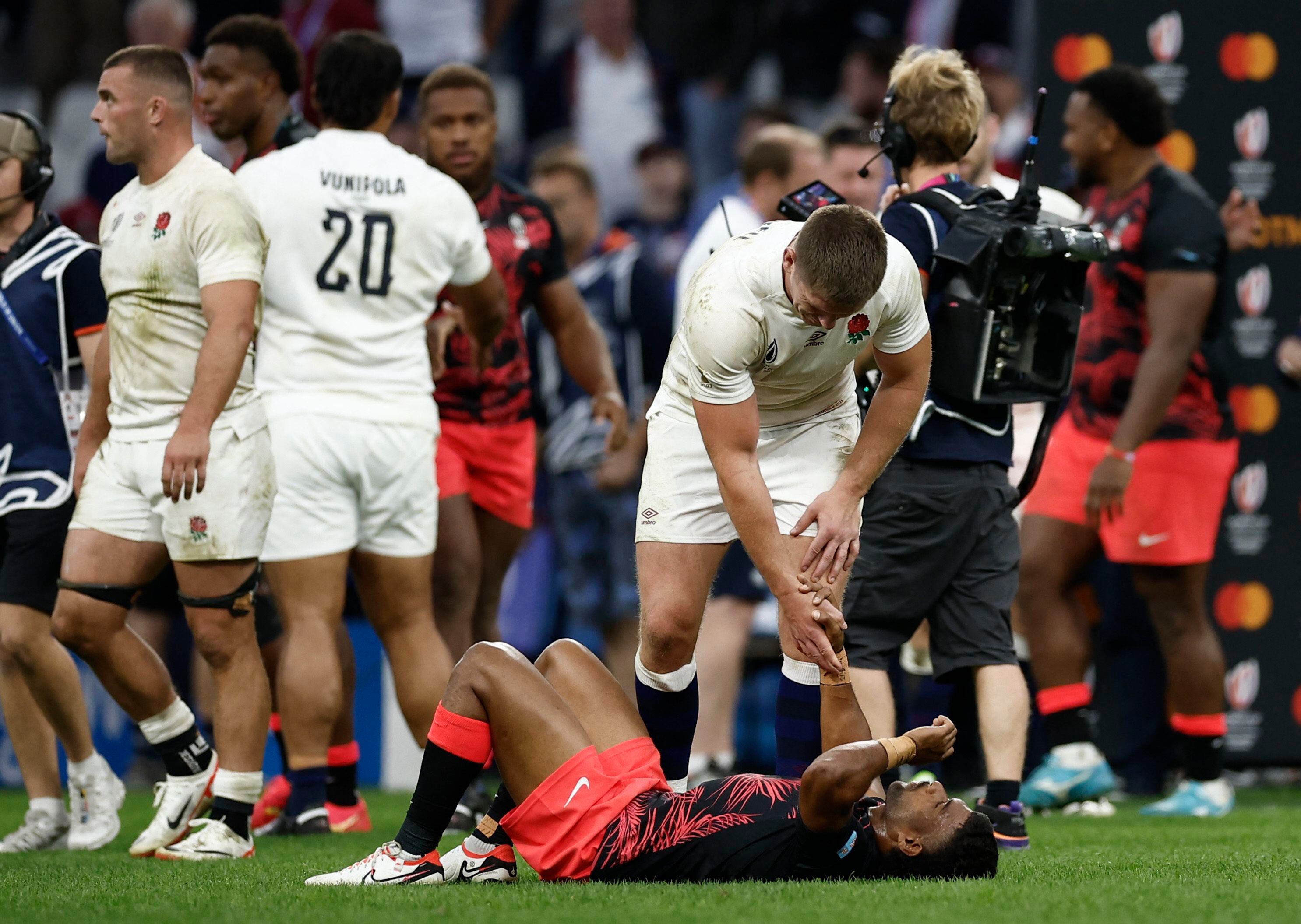 Los ingleses consuelan a los fijianos luego de eliminarlos de la Copa del Mundo (Foto: Reuters)